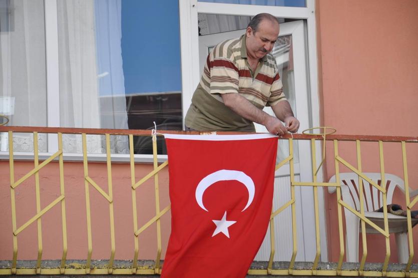 Bayrak asan dayı bu kez Cumhuriyetin 100. yılı için balkona çıktı