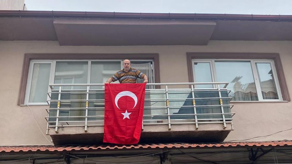 Bayrak asan dayı bu kez Cumhuriyetin 100. yılı için balkona çıktı