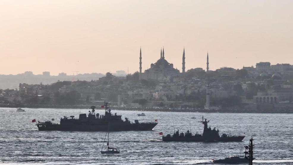 İstanbul Boğazında Türk donanması coşkusu