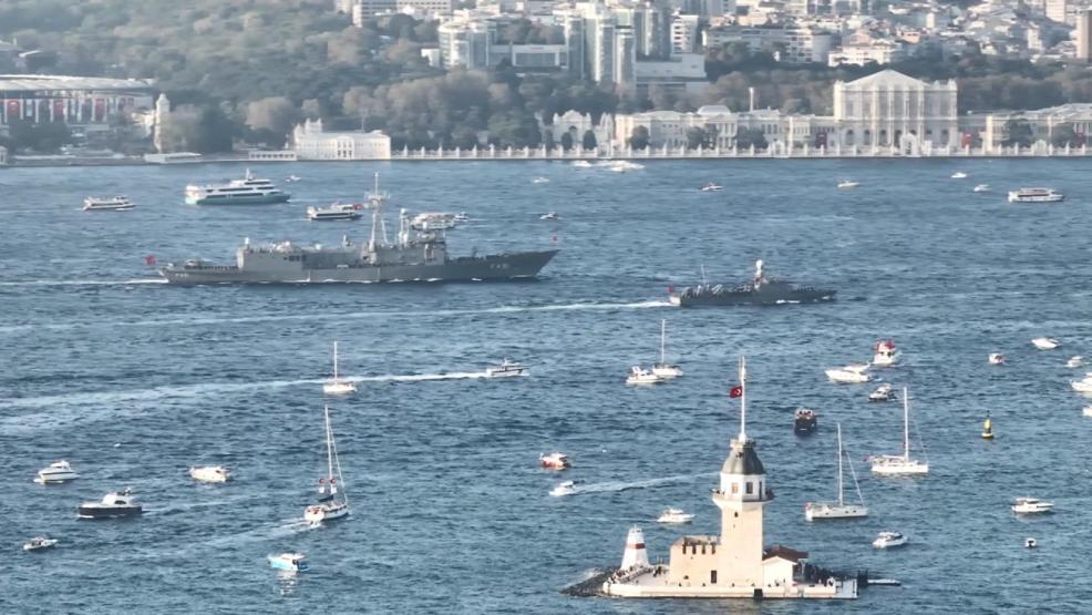 İstanbul Boğazında Türk donanması coşkusu