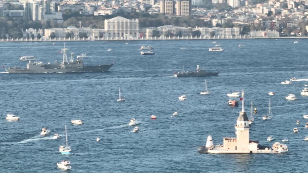 İstanbul Boğazında Türk donanması coşkusu