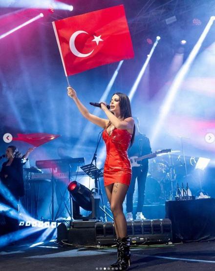 Simge Sağın kırmızı elbisesiyle dikkat çekti