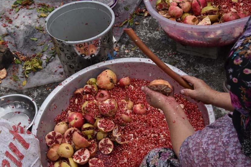 Bin bir emekle sofralara ulaşıyor Aliağada nar ekşisi zamanı
