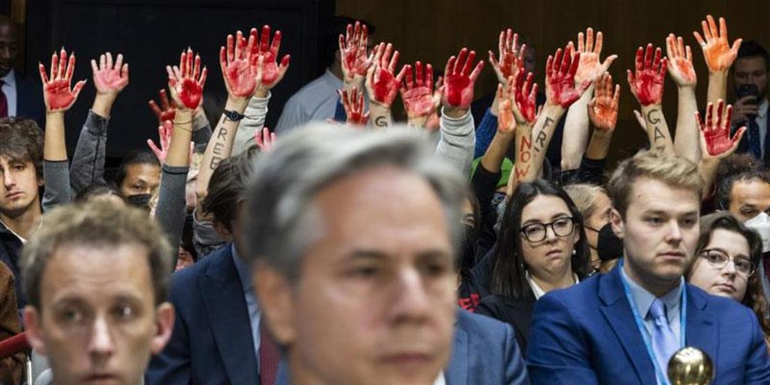 Blinkene ABD Kongresinde büyük şok Kanlı ellerle protesto edildi