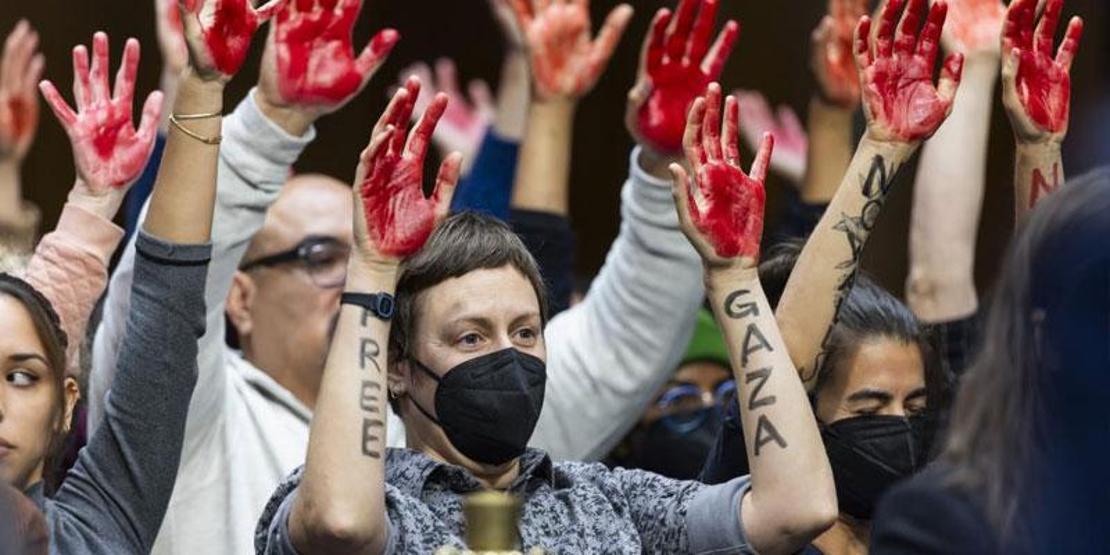 Blinkene ABD Kongresinde büyük şok Kanlı ellerle protesto edildi