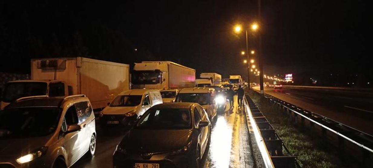 TEMde 18 araç zincirleme kazaya karıştı