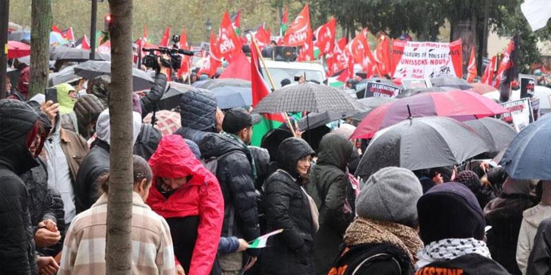 Yağmur altında tek yürek oldular: Fransada Gazze yürüyüşü