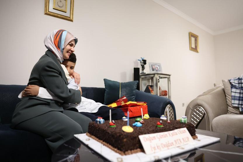 Bakan Göktaştan şehit Yüzbaşı Kocamanın oğlu Alp Ataya doğum günü sürprizi