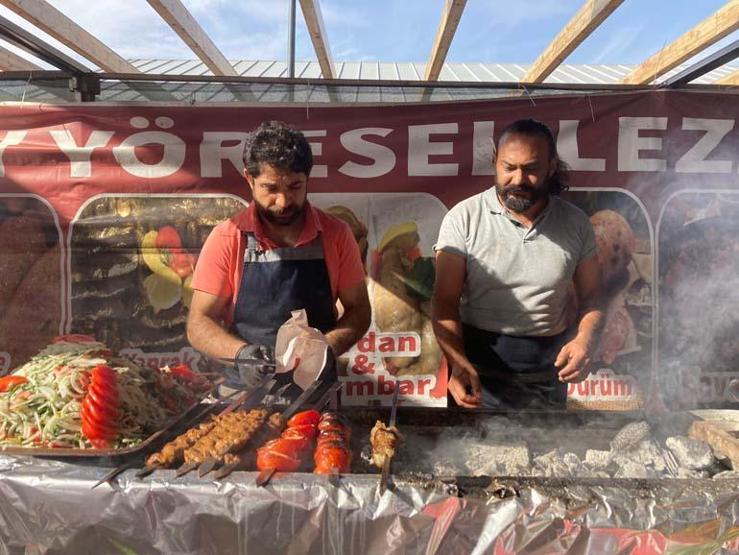 Bu da şırdan yeme yarışması Renkli görüntüler oluştu