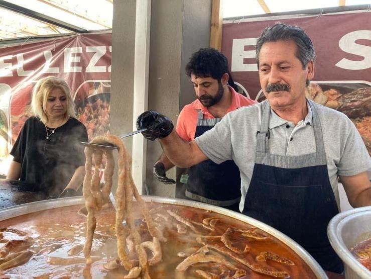 Bu da şırdan yeme yarışması Renkli görüntüler oluştu