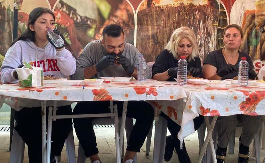 Bu da şırdan yeme yarışması Renkli görüntüler oluştu