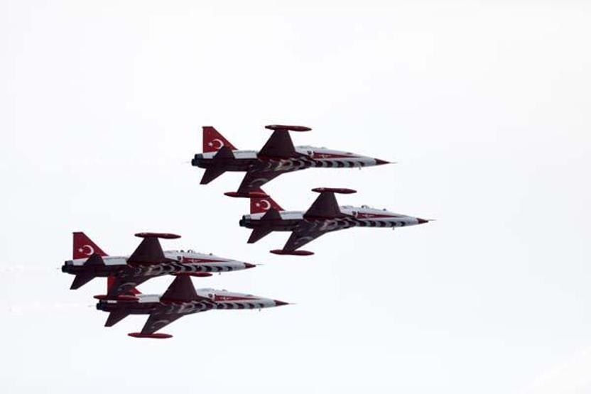 Türk Yıldızlarından Ataya Saygı uçuşu