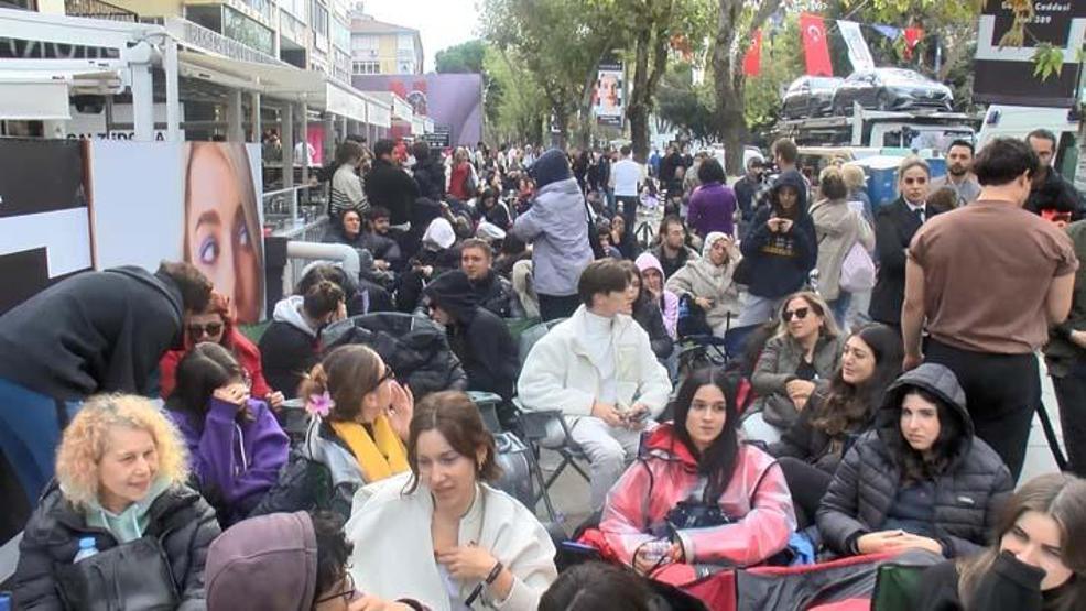 Kadıköyde ünlü kozmetik mağazası açılışında izdiham