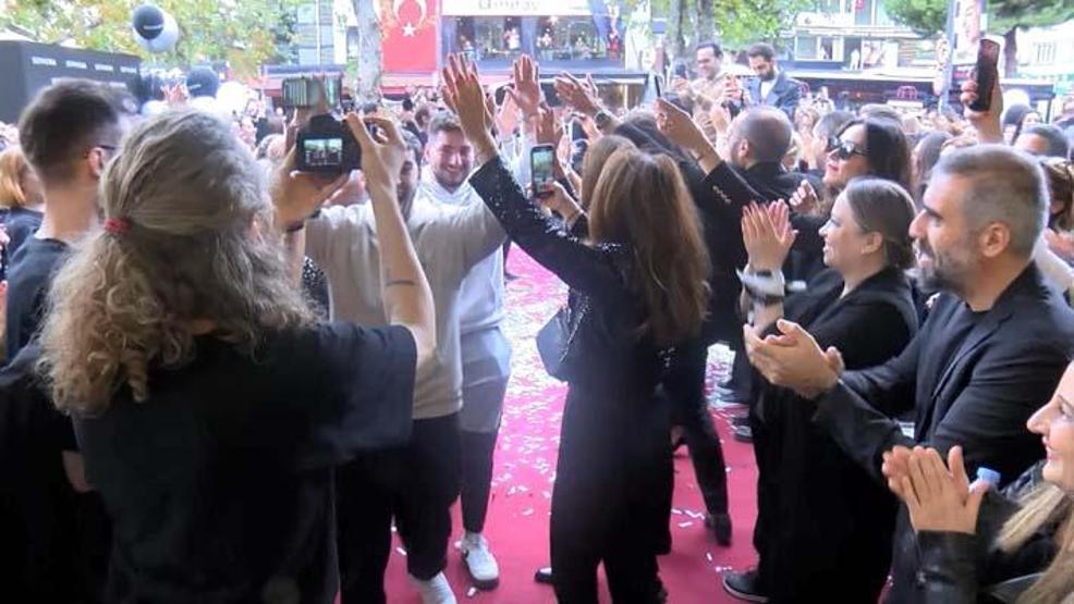 Kadıköyde ünlü kozmetik mağazası açılışında izdiham