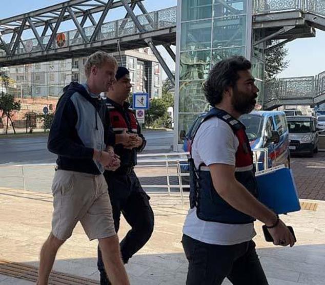 Parasını gasbeden motosikletli 2 şüpheliyi cipiyle çarparak öldürdü