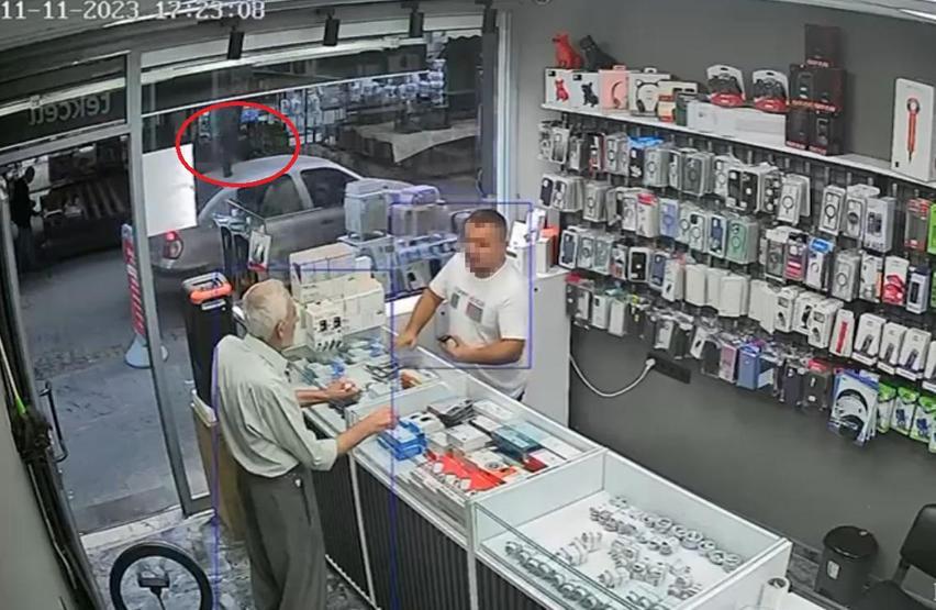 Seyir halindeki otomobilin üstüne damdan keçi düştü