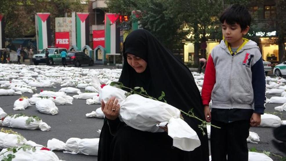 İsrail saldırılarında hayatlarını kaybeden Filistinli çocukların sembolik cenazeleri İran’da meydana dizildi