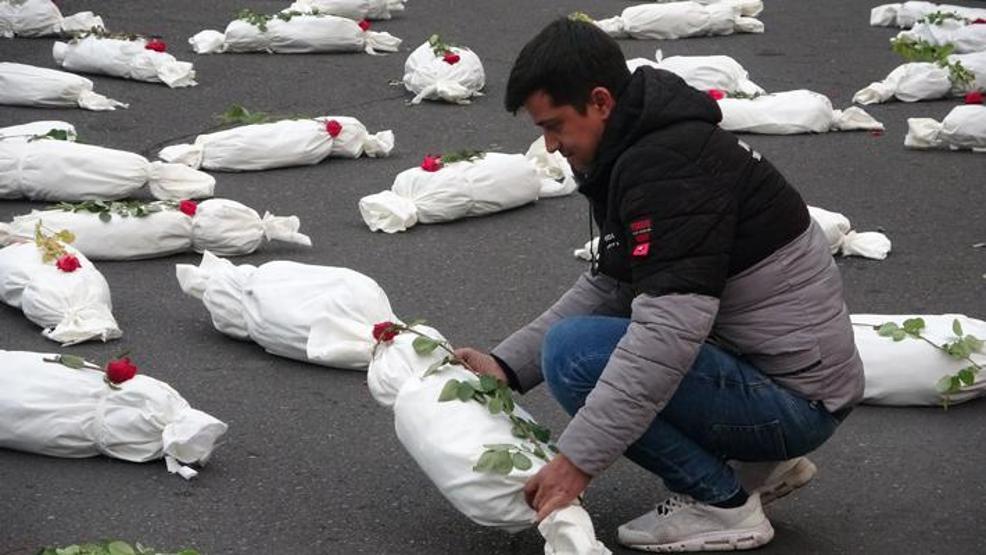 İsrail saldırılarında hayatlarını kaybeden Filistinli çocukların sembolik cenazeleri İran’da meydana dizildi