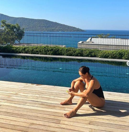 Hülya Avşardan mayolu pozlar Kısa sürede sosyal medyada gündem oldu