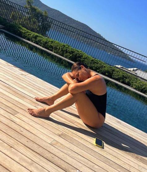 Hülya Avşardan mayolu pozlar Kısa sürede sosyal medyada gündem oldu