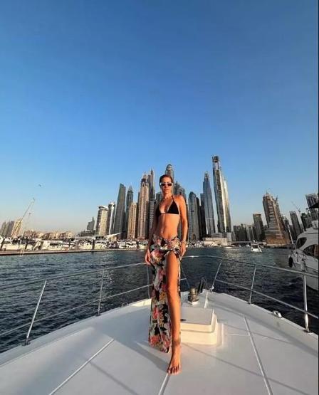 Derya Uluğ sevgilisi Asil Gök’ü de alarak Dubai’ye gitti