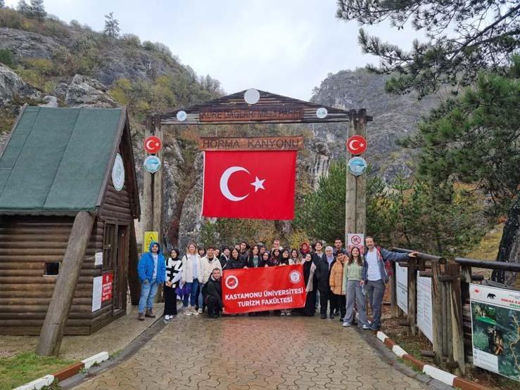Sonbaharda ayrı bir güzelliğe bürünen Horma Kanyonu, ziyaretçi akınına uğruyor