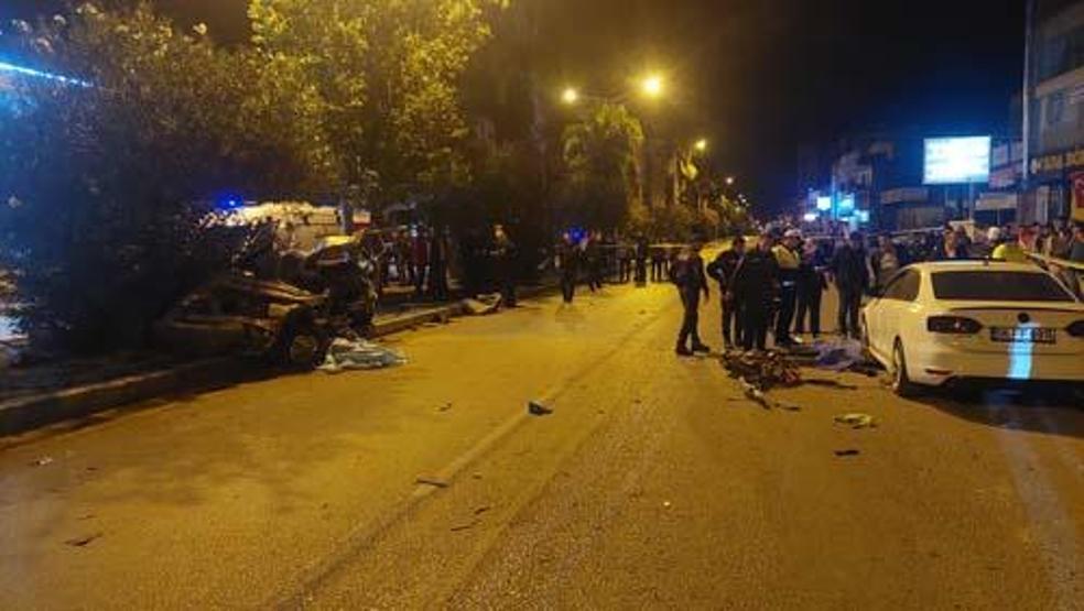 Adana‘da feci kaza Otomobil ikiye bölündü: 3 kişi hayatını kaybetti