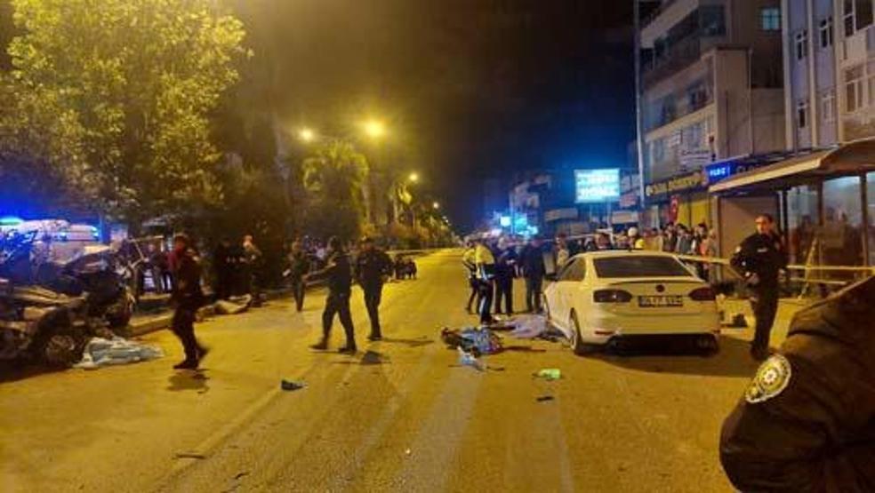 Adana‘da feci kaza Otomobil ikiye bölündü: 3 kişi hayatını kaybetti
