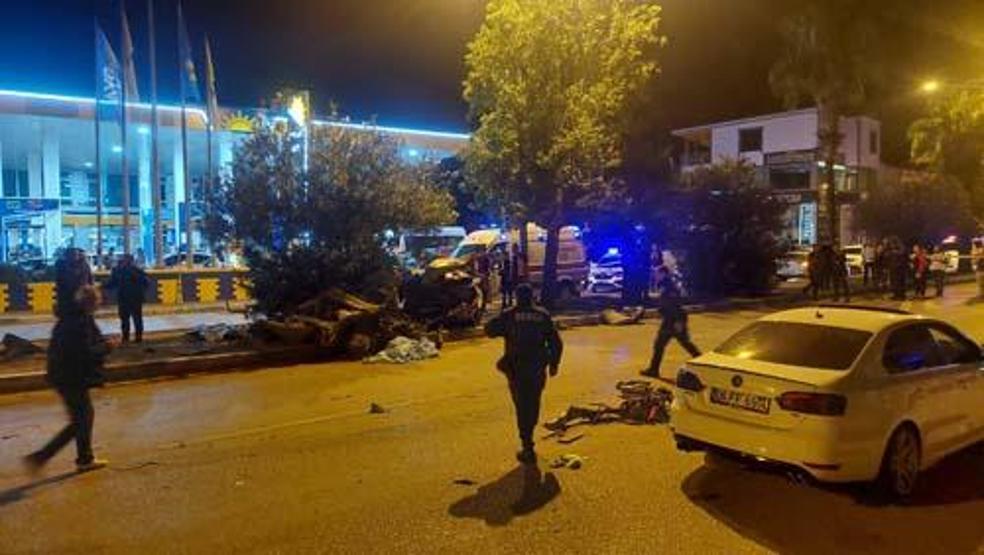 Adana‘da feci kaza Otomobil ikiye bölündü: 3 kişi hayatını kaybetti