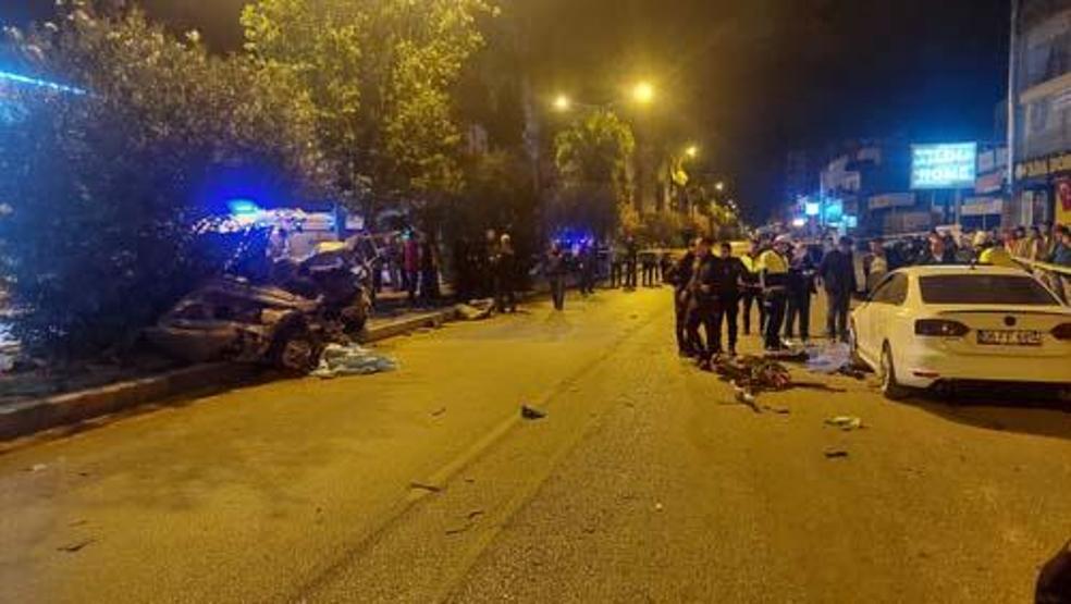 Adana‘da feci kaza Otomobil ikiye bölündü: 3 kişi hayatını kaybetti
