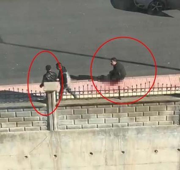 Husumetlisini cadde ortasında bıçakla yaraladı