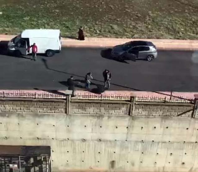 Husumetlisini cadde ortasında bıçakla yaraladı