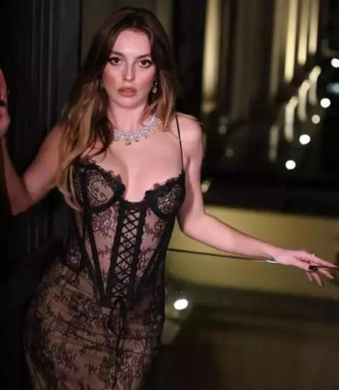 Melis Sezen transparan detaylı elbisesiyle sosyal medyayı salladı
