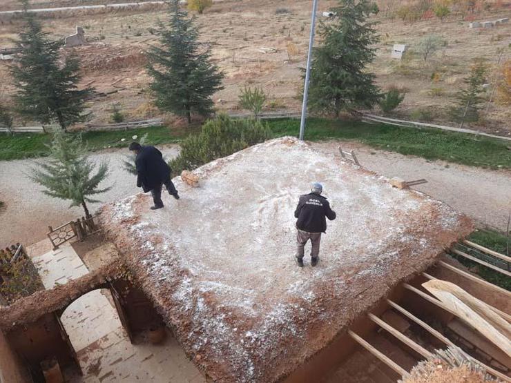 Sanatçıların köyünde toprak damlarda kış hazırlığı
