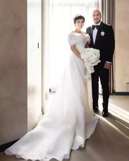 Ezgi Mola bebeğini kucağına aldı