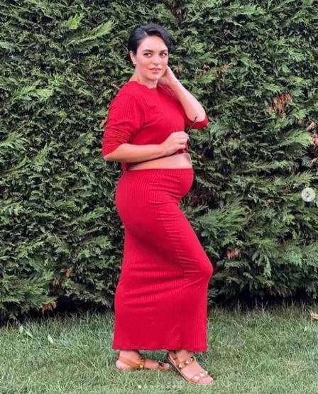 Ezgi Mola bebeğini kucağına aldı