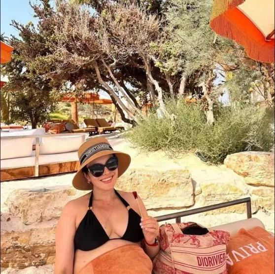 Ezgi Mola bebeğini kucağına aldı