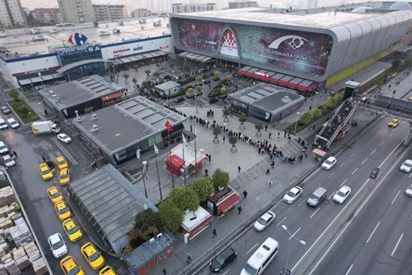 Yer: İstanbul Bunun adı çılgınlık... Kuyruk uzadıkça uzadı...