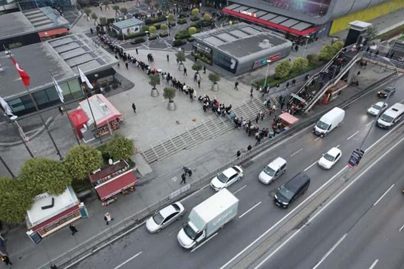 Yer: İstanbul Bunun adı çılgınlık... Kuyruk uzadıkça uzadı...