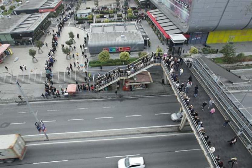Yer: İstanbul Bunun adı çılgınlık... Kuyruk uzadıkça uzadı...
