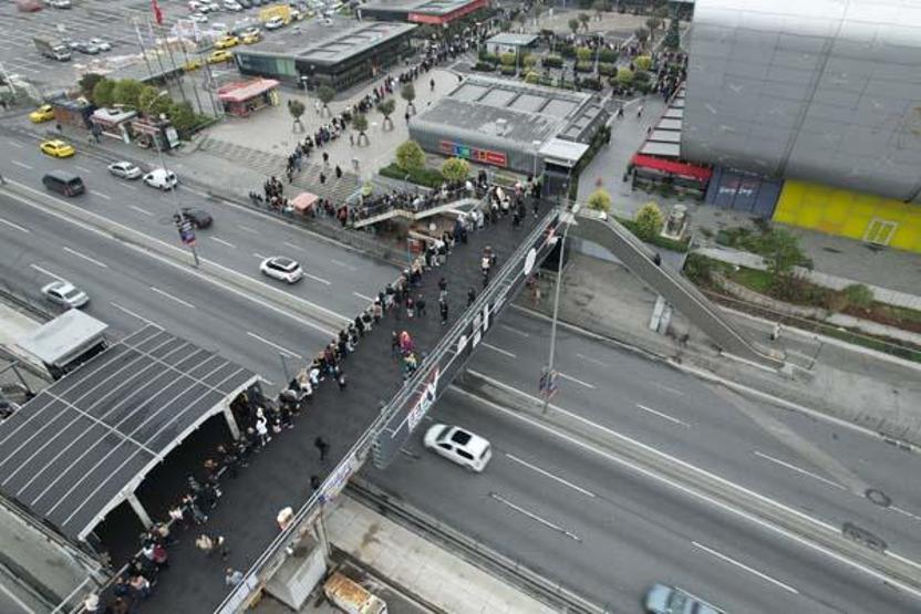 Yer: İstanbul Bunun adı çılgınlık... Kuyruk uzadıkça uzadı...
