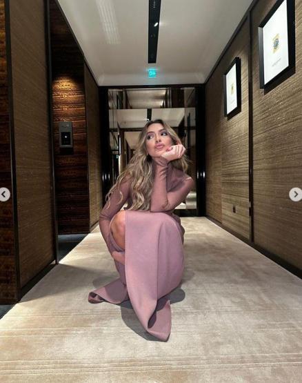 Hadise sosyal medya hesabından yeni fotoğraflarını paylaştı