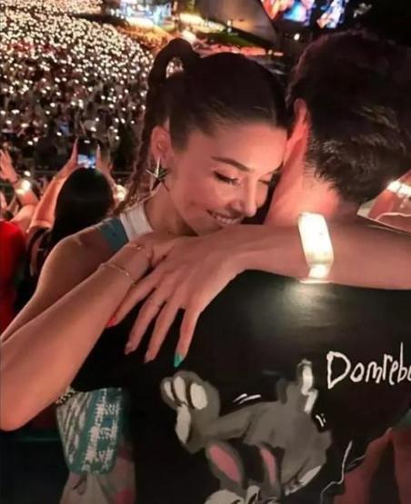 Hakan Sabancıdan Hande Erçele romantik kutlama