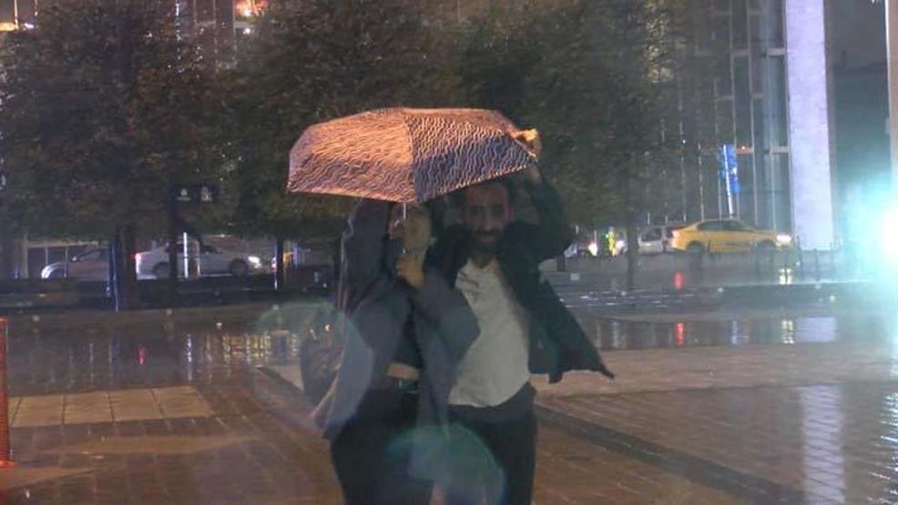 İstanbulda gece saatlerinde fırtına ve sağanak etkili oldu
