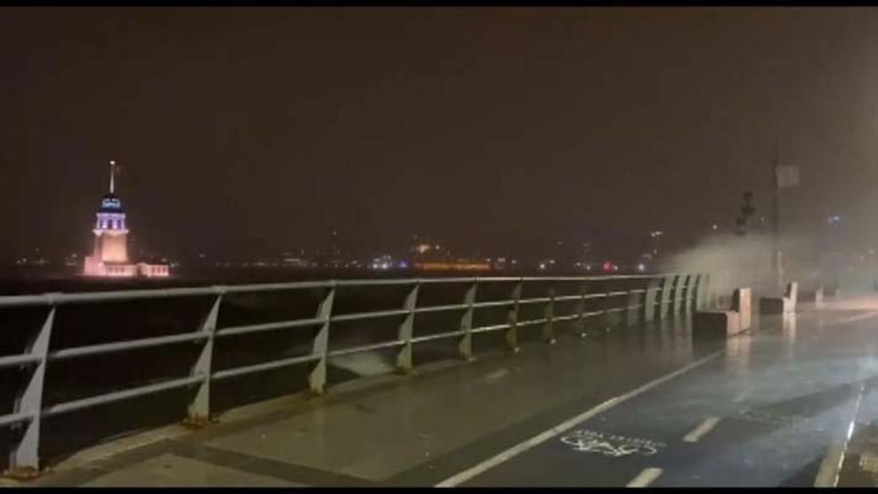 İstanbulda gece saatlerinde fırtına ve sağanak etkili oldu