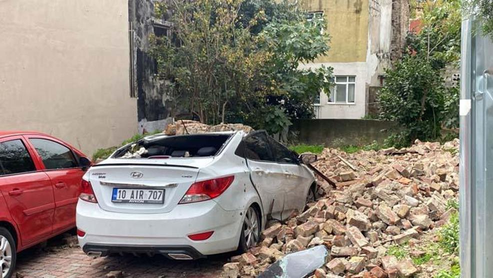 Fatihte iki katlı metruk binada çökme