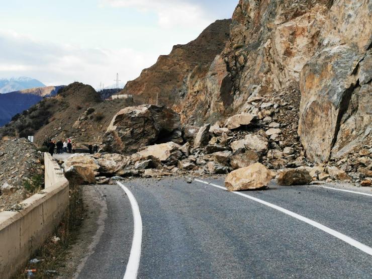 Artvinde heyelan: Kayalar kara yoluna düştü