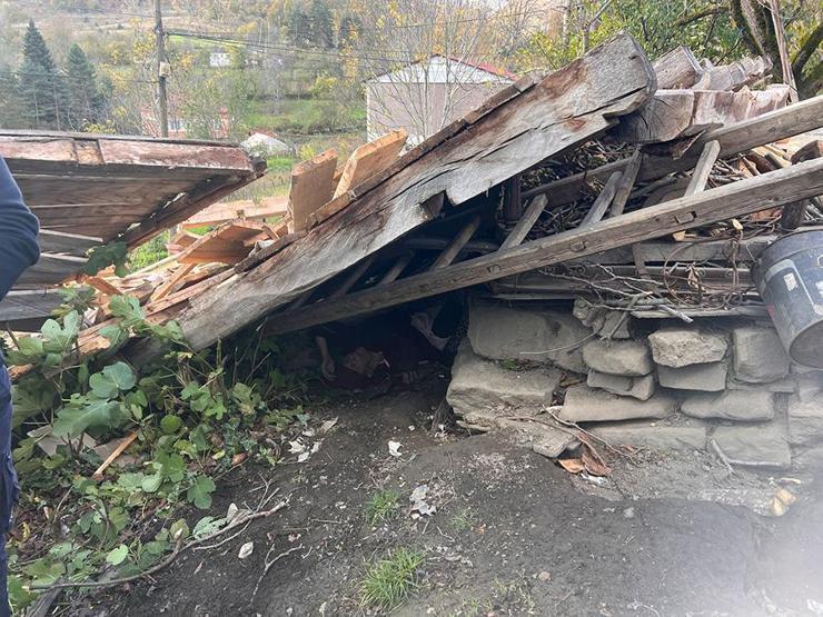 Sinopta fırtına can aldı: Devrilen tahıl ambarının altında kaldı