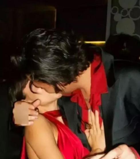 Zeynep Bastık ve sevgilisi Ali Can Ayyıldız partide aşka geldi İşte o romantik anlar