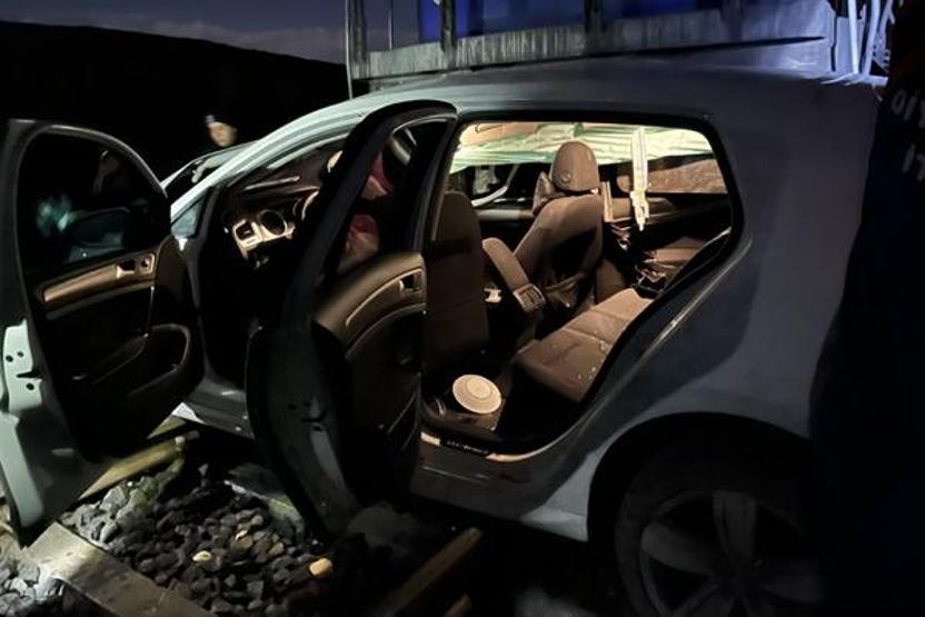 Diyarbakır’da lokomotif otomobile çarptı: 2’si ağır 5 yaralı